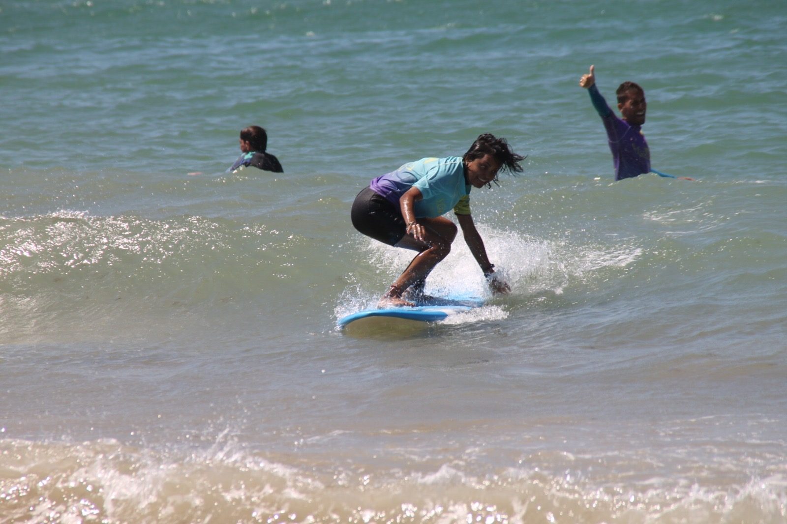 Alumna surfeando con monitor en Zahara de los Atunes