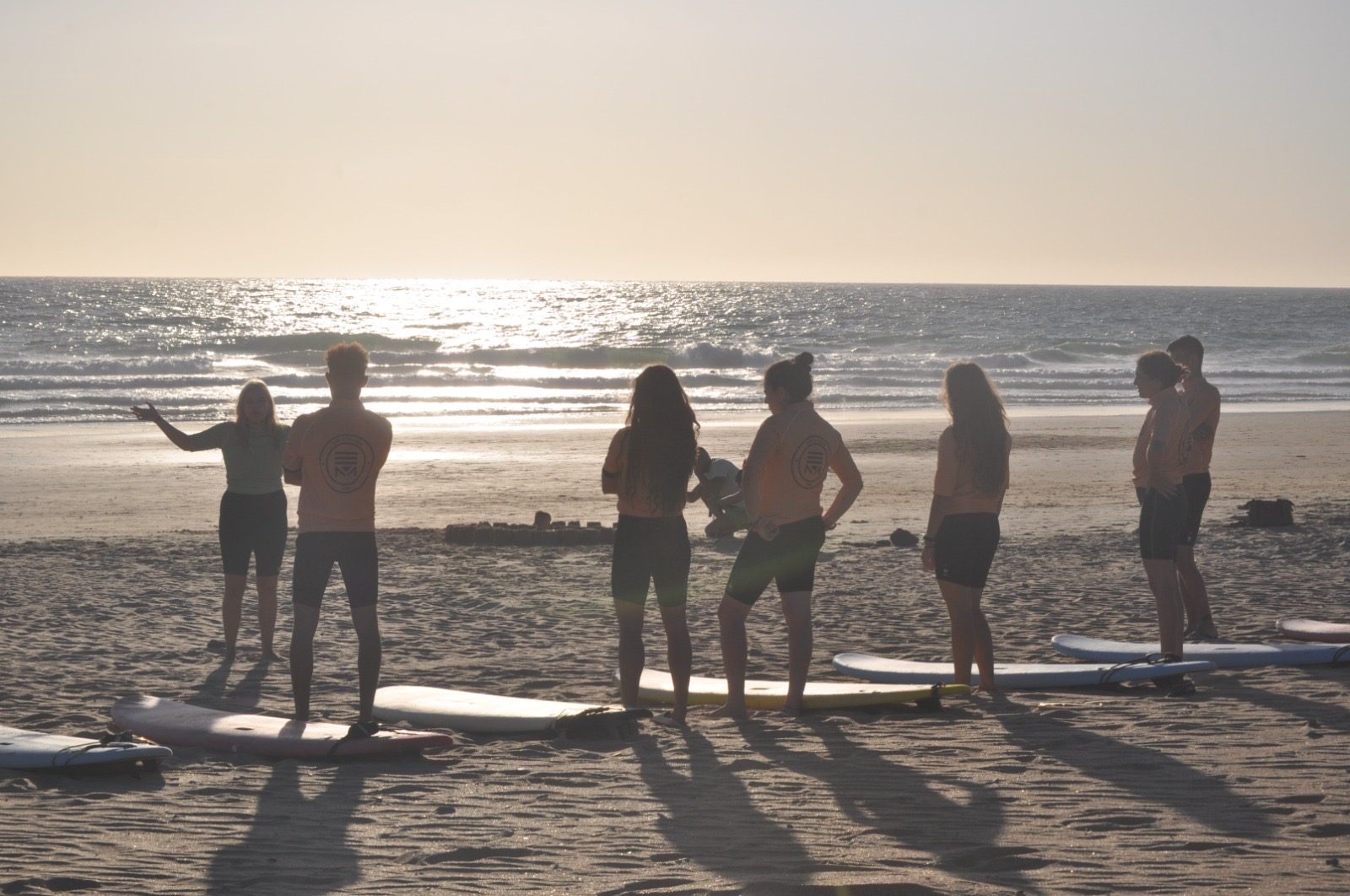 Clase de surf grupal al atardecer en Zahara de los Atunes