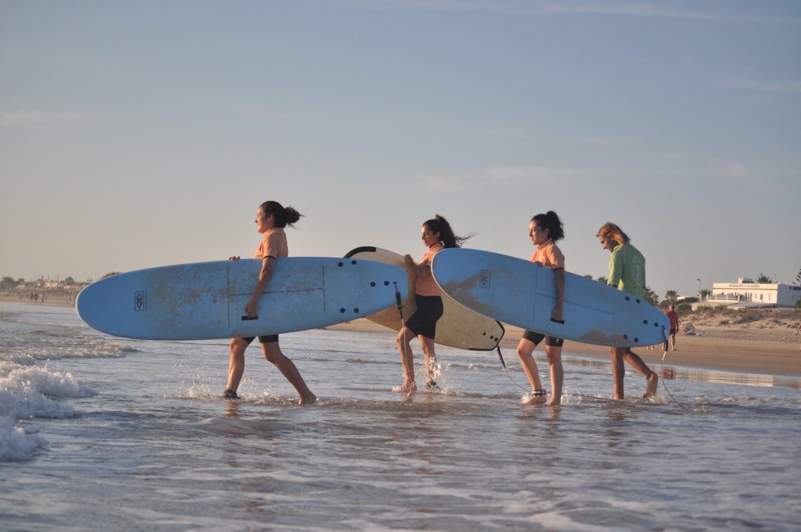 Pareja surfeando al atardecer en Zahara de los Atunes